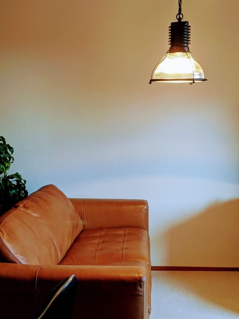 ハモサ　照明　おしゃれ　レザーソファと相性がいい